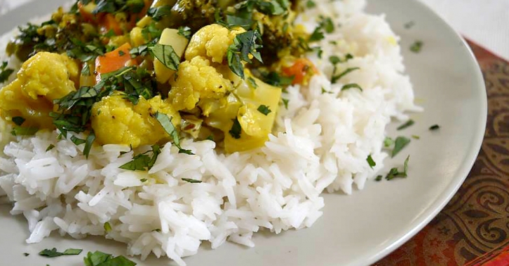 Κάρυ λαχανικών με γάλα καρύδας και ρύζι μπασμάτι - Mixed vegetable curry with coconut milk and basmati rice