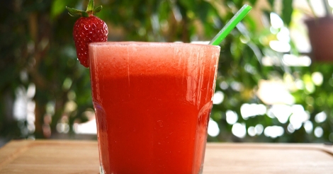 Φρέσκια σπιτική λεμονάδα φράουλα! - Fresh homemade strawberry lemonade!